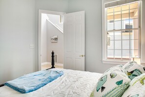 3 habitaciones, tabla de planchar con plancha, wifi y ropa de cama 