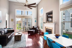 Televisión, chimenea y libros