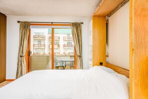 Internet, bed sheets - Studio condo steps from ski lifts & Mountain Base with mountain-view balcony (Girdwood)