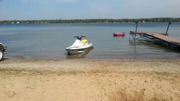 Ubicación cercana a la playa, tumbonas y toallas de playa