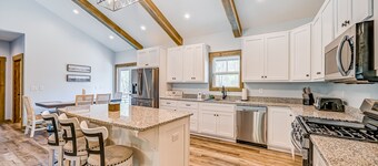 New-build near town with fireplace, central AC, washer/dryer, deck & great views