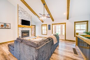 TV, fireplace - New-build near town with fireplace, central AC, washer/dryer, deck & great views (Ellijay)