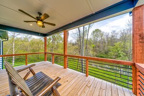 Terrace/patio - New-build near town with fireplace, central AC, washer/dryer, deck & great views (Ellijay)
