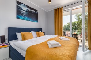 1 habitación, tabla de planchar con plancha y ropa de cama 