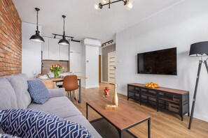 Departamento superior, 1 cama Queen size y sofá cama | Área de sala de estar | Televisión de plasma de 50 pulgadas con canales digitales y televisión 