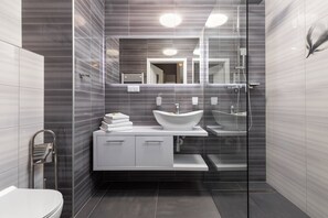 Comfort appartement | Badkamer | Een douche, een hydromassagedouche, een haardroger, handdoeken