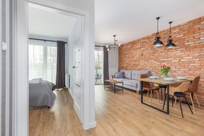Departamento superior, 1 cama Queen size y sofá cama | Área de sala de estar | Televisión de plasma de 50 pulgadas con canales digitales y televisión 