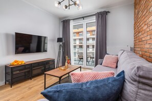 1 habitación, tabla de planchar con plancha y ropa de cama 