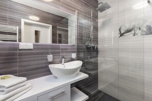 Premium-Apartment | Badezimmer | Dusche, Hydromassagedusche, Haartrockner, Handtücher