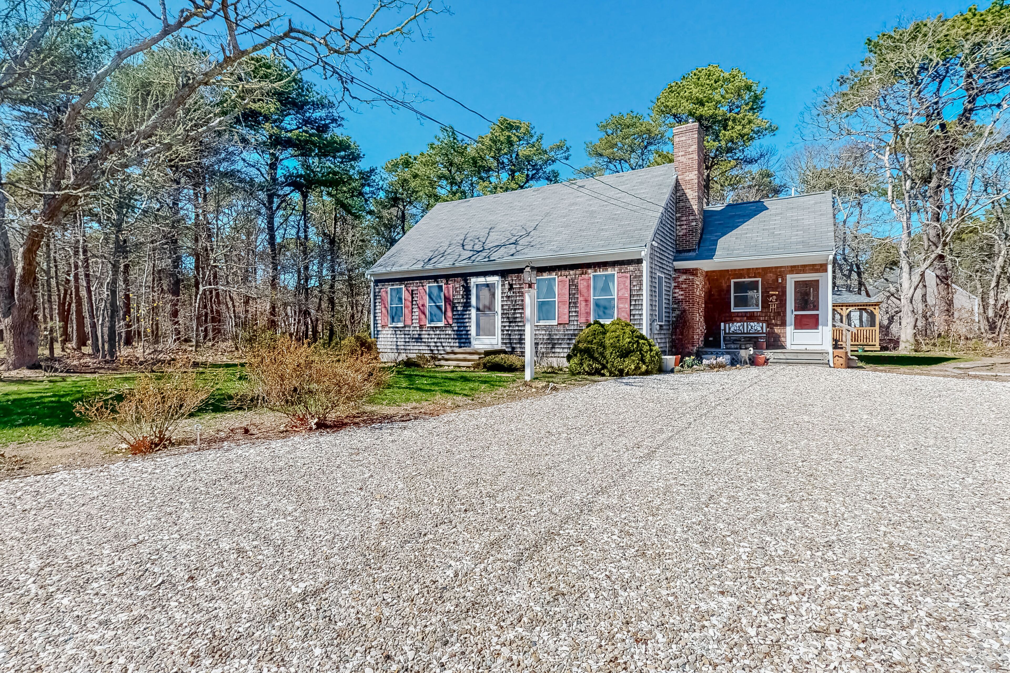 Charming home with WiFi, gazebo, deck, gas grill, & great location - dogs OK