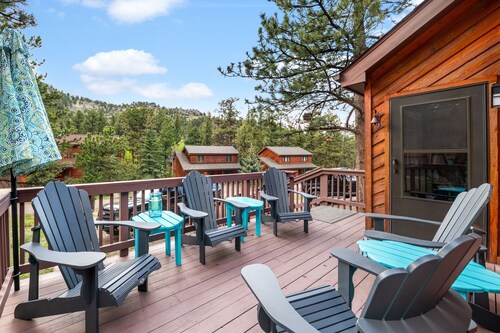 Walk to RMNP, hot tub, mountain views and river access.
