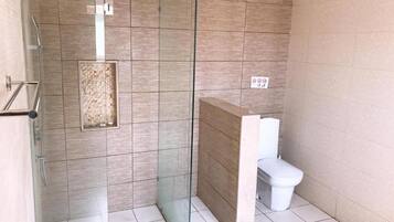 Deluxe Double Room | Bathroom | Bathtub, free toiletries, towels