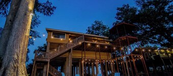 Guadalupe River Oasis-Pool Table-Shuffle Board-5 Bedrooms-Sleeps 12!