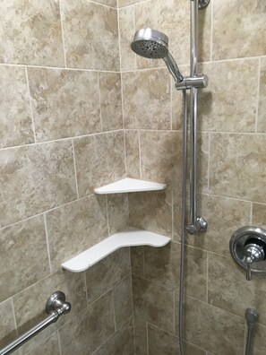 Regadera, toallas, jabón, papel de baño 