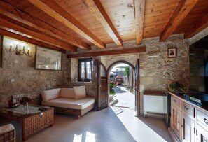 Interior - Venetico Palazzo Unique villa from the 1600s with Private Pool and Mountain View (Χρομοναστήρι)