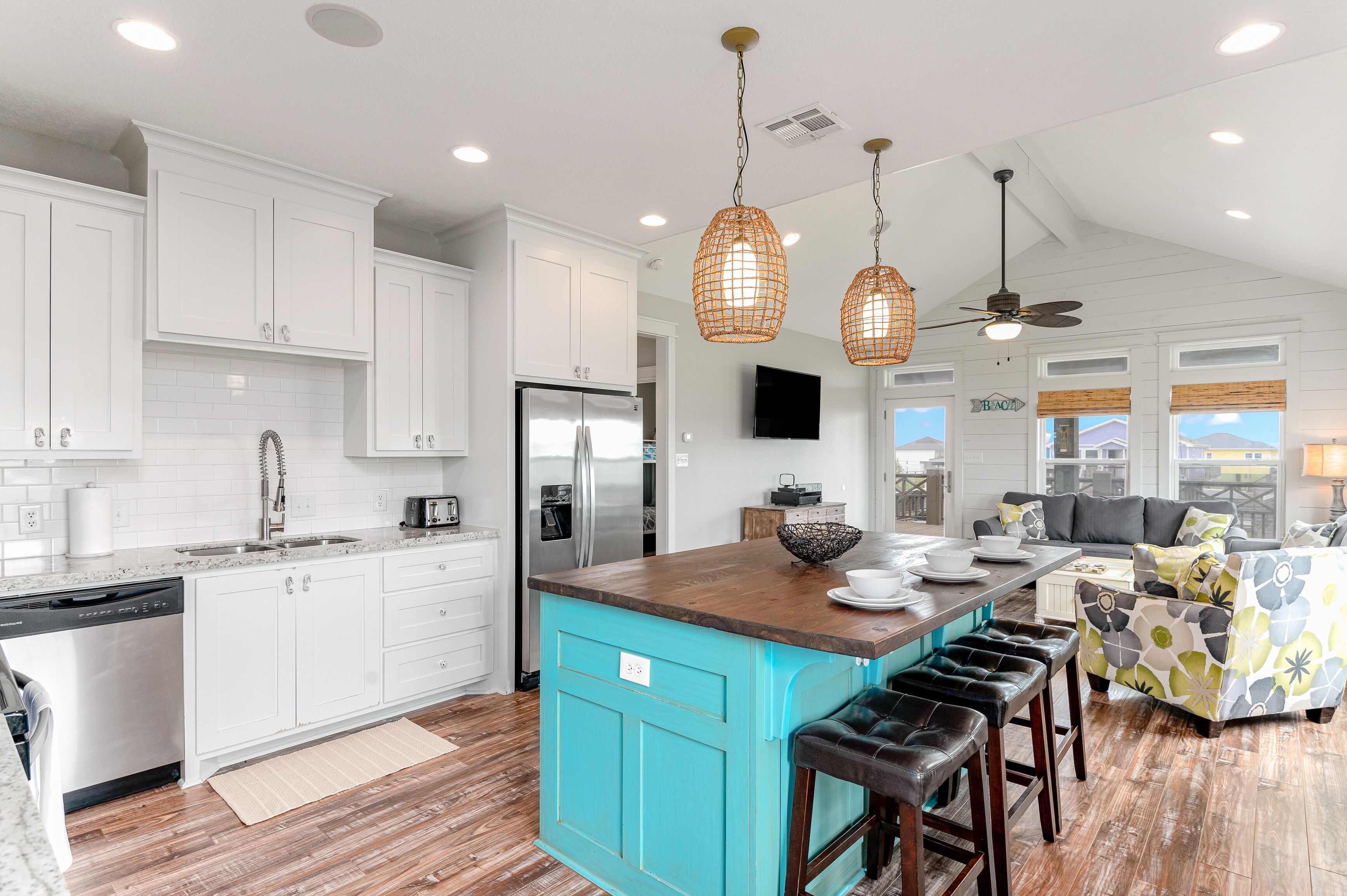 Cozy Beach House for Friends, Families, and Pets!