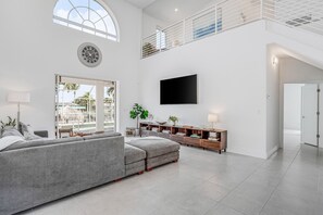 Een televisie en een tafeltennistafel