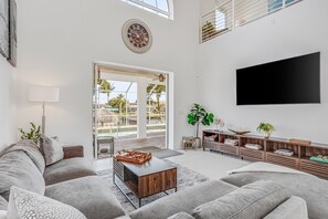 Een televisie en een tafeltennistafel