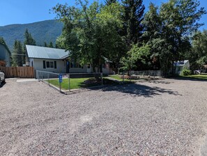 Property grounds - Only 10mins to GlacierNatlPark 25 miles to Whitefish MTN.  Sleeps 20+ people    (Hungry Horse)