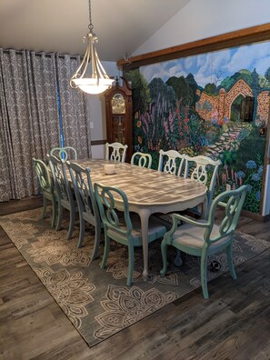 Dining - Only 10mins to GlacierNatlPark 25 miles to Whitefish MTN.  Sleeps 20+ people    (Hungry Horse)