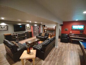 Smart-TV, videospill, bøker og stereoanlegg