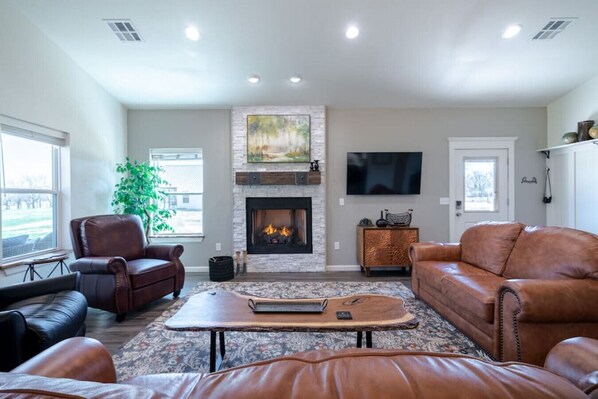 Smart TV y chimenea 