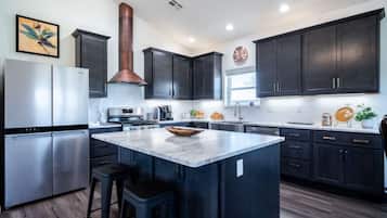 Een koelkast, een microgolfoven, een oven, een kookplaat