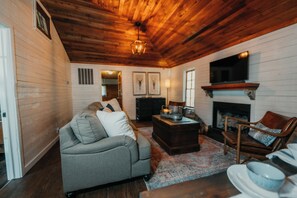 Smart TV, books - Stylish Hill Country cottage 3 blocks to Main (Boerne)