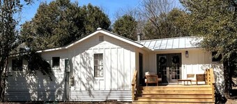 Stylish Hill Country cottage 3 blocks to Main