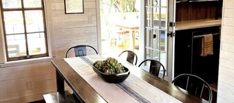 Stylish Hill Country cottage 3 blocks to Main