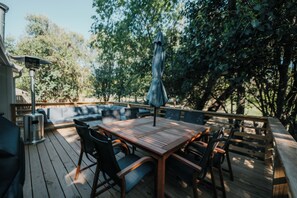 Outdoor dining - Stylish Hill Country cottage 3 blocks to Main (Boerne)