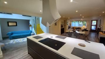 Een koelkast, een magnetron, een oven, een vaatwasser