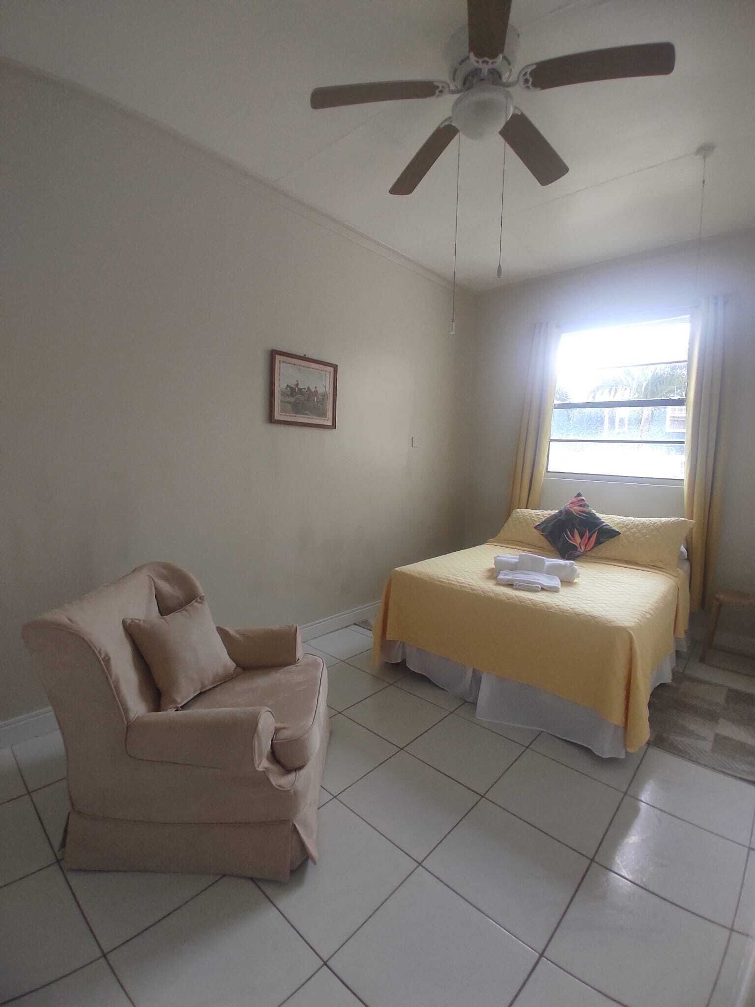 Tabla de planchar con plancha, wifi y ropa de cama 