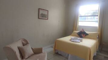 Tabla de planchar con plancha, wifi y ropa de cama