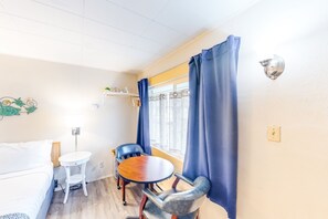 Internet, bed sheets - Retro-fun beach suite near beach with fast WiFI - walk to downtown shops (Bandon)