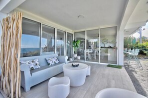 Outdoor dining - Vacation rental with exceptional sea view (Mont Choisy)
