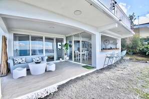 Outdoor dining - Vacation rental with exceptional sea view (Mont Choisy)