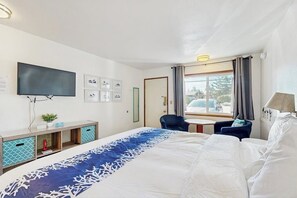 Internet, bed sheets - Retro-chic beach room with fast WiFI - walk to Old Town shops & restaurants (Bandon)