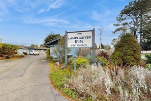 Property grounds - Retro-chic beach room with fast WiFI - walk to Old Town shops & restaurants (Bandon)