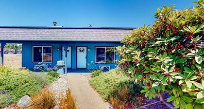 Retro-chic beach room with fast WiFI - walk to Old Town shops & restaurants