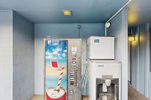 Interior - Retro-chic beach room with fast WiFI - walk to Old Town shops & restaurants (Bandon)