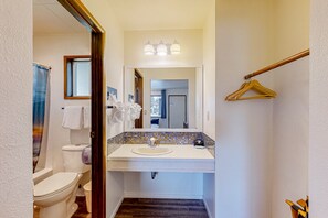 Secador de cabelo, toalhas de banho