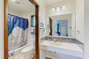 Hair dryer, towels - Retro-chic beach room with fast WiFI - walk to Old Town shops & restaurants (Bandon)