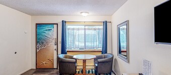 Perfect beach room with fast WiFI - walk to Old Town shops & eateries