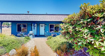 Retro-chic beach room with fast WiFI - walk to downtown shops & eateries