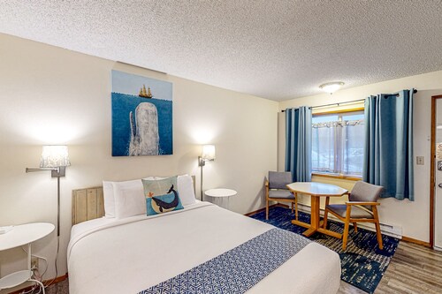 Retro beach hideaway with fast WiFI - walk to downtown attractions