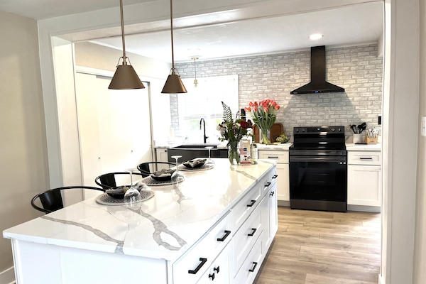 Enjoy family gatherings at the oversized/stylish island