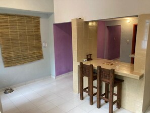 Une salle de bain avec un grand miroir, un lavabo et des toilettes.