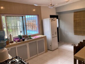 Refrigerador, microondas, horno y utensilios de cocina 