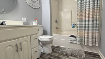 Duschwanne, Haartrockner, Handtücher, Seife